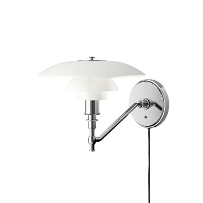 PH 3/2 Wandleuchte von Louis Poulsen: Klassische Design-Wandlampe mit dreischirmigem, weißem Glas und Chromgestell.